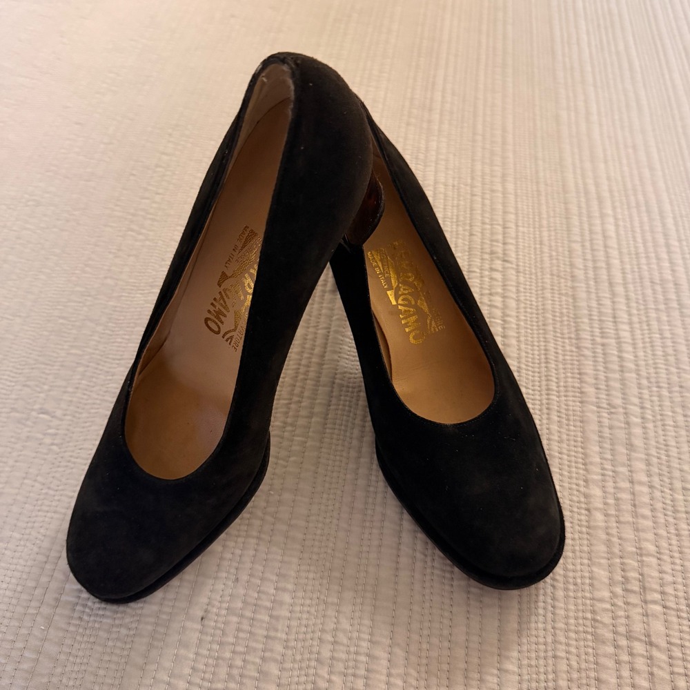 Salvatore Ferragamo Black Suede Tortoise Block Heel Pumps DF 59260 Made in Italy